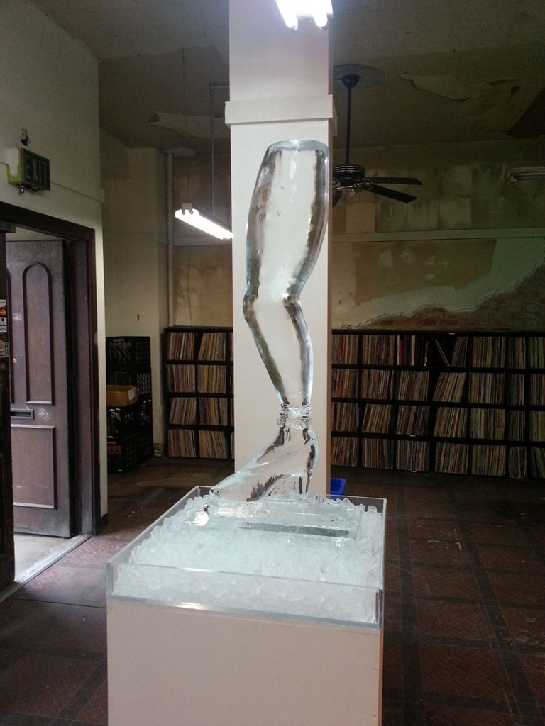 http://www.struckmansculptureice.com/Gallery/3DIceSculptures/20140418ShapelyLeg.jpg